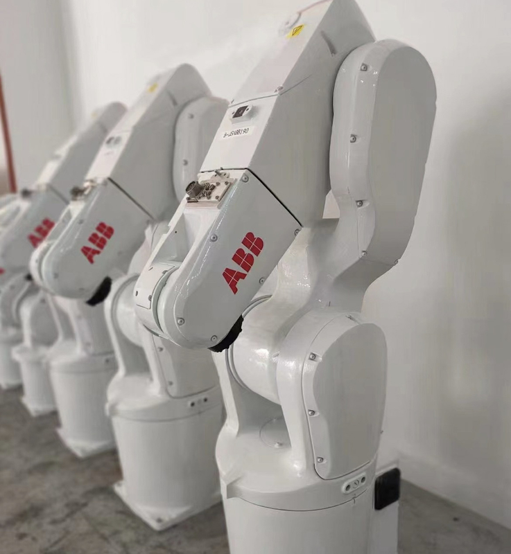 ABB IRB1200-5/0.9 산업용 로봇 팔 6 주축은 조립에 능숙한 시각 로봇과 함께 일합니다