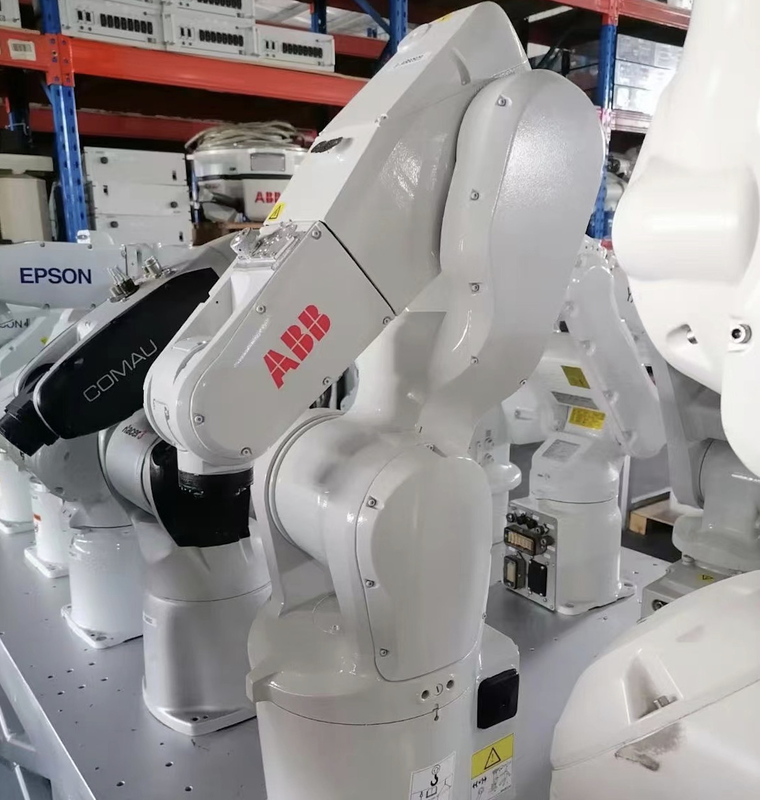 ABB IRB1200-5/0.9 산업용 로봇 팔 6 주축은 조립에 능숙한 시각 로봇과 함께 일합니다