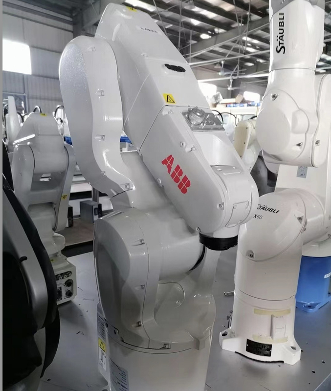 ABB IRB1200-5/0.9 산업용 로봇 팔 6 주축은 조립에 능숙한 시각 로봇과 함께 일합니다