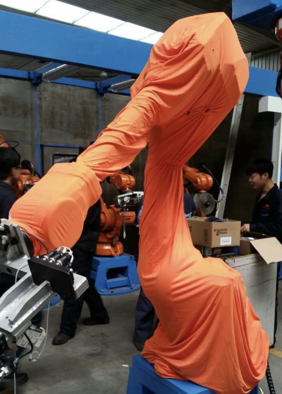 화낙 로봇은 핸들링 화학 제품 워크샵에서 신 알칼리에 반대하여 방수 페인트를 커버합니다