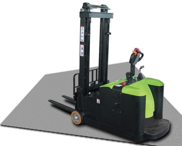 120mm 높이에 쉽고 빠르게 들어올릴 수 있는 270kg의 자중 자동 지상 차량